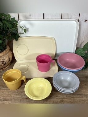 Lot Vintage Plastic Cups, Melamine Bowls & Plastic Trays Harmony House